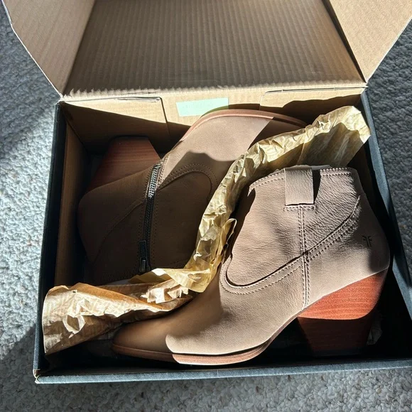 NWB Frye Reina Bootie in Ash - Picture 2 of 11